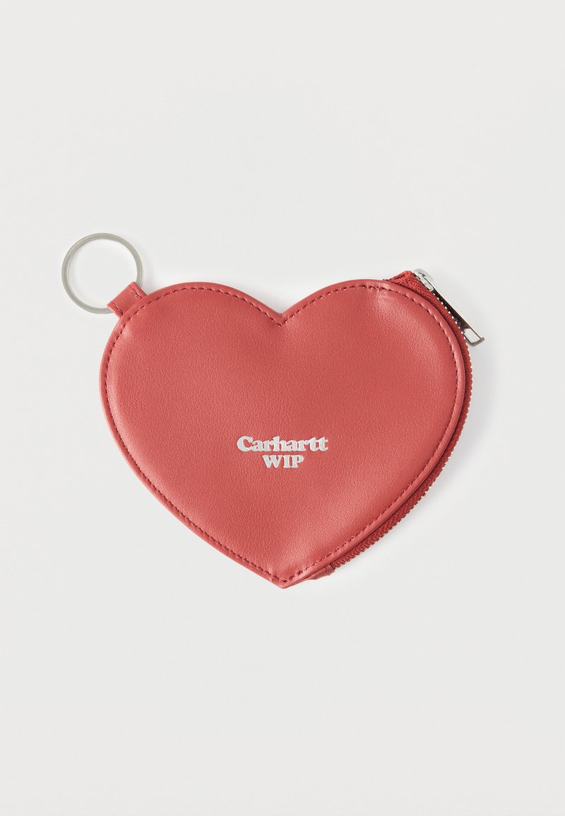 Κόκκινο δερμάτινο πορτοφολάκι για κέρματα σε σχήμα καρδιάς με φερμουάρ και κρίκο για κλειδιά, με λευκό λογότυπο Carhartt WIP στο μπροστινό μέρος.