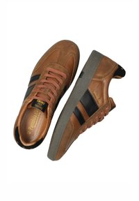 Zapatillas deportivas de cuero marrón con detalles en negro, ante texturizado, puntera redonda y suela de goma. Presentan cordones marrones y un sutil logo en el lateral.