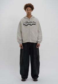 LOW LIGHTS STUDIOS® TRENDY ZIP HOODIE - Camisola com fecho - light grey