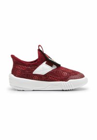 Baskets slip-on rouges avec une tige texturée ornée de motifs de voitures, une semelle en caoutchouc blanche et une languette à l'arrière pour un enfilage facile.