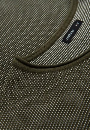 Suéter texturizado en verde oliva con cuello redondo y un sutil patrón tejido. Etiqueta situada en el borde del cuello.