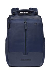 Marineblauwe rugzak gemaakt van gestructureerde stof en leer. Voorzien van een dubbele ritssluiting, gevoerde schouderbanden en een bovenste hengsel. Logo aan de voorkant.