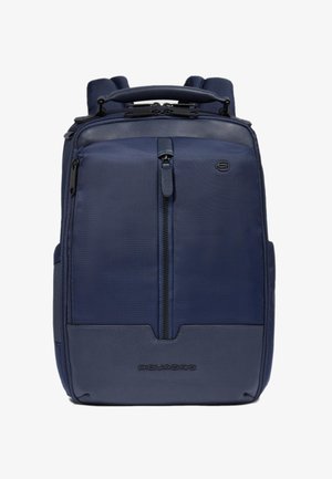 Marineblauer Rucksack aus strukturiertem Stoff und Leder. Verfügt über einen Doppelreißverschluss, gepolsterte Schulterriemen und einen oberen Griff. Logo auf der Vorderseite.