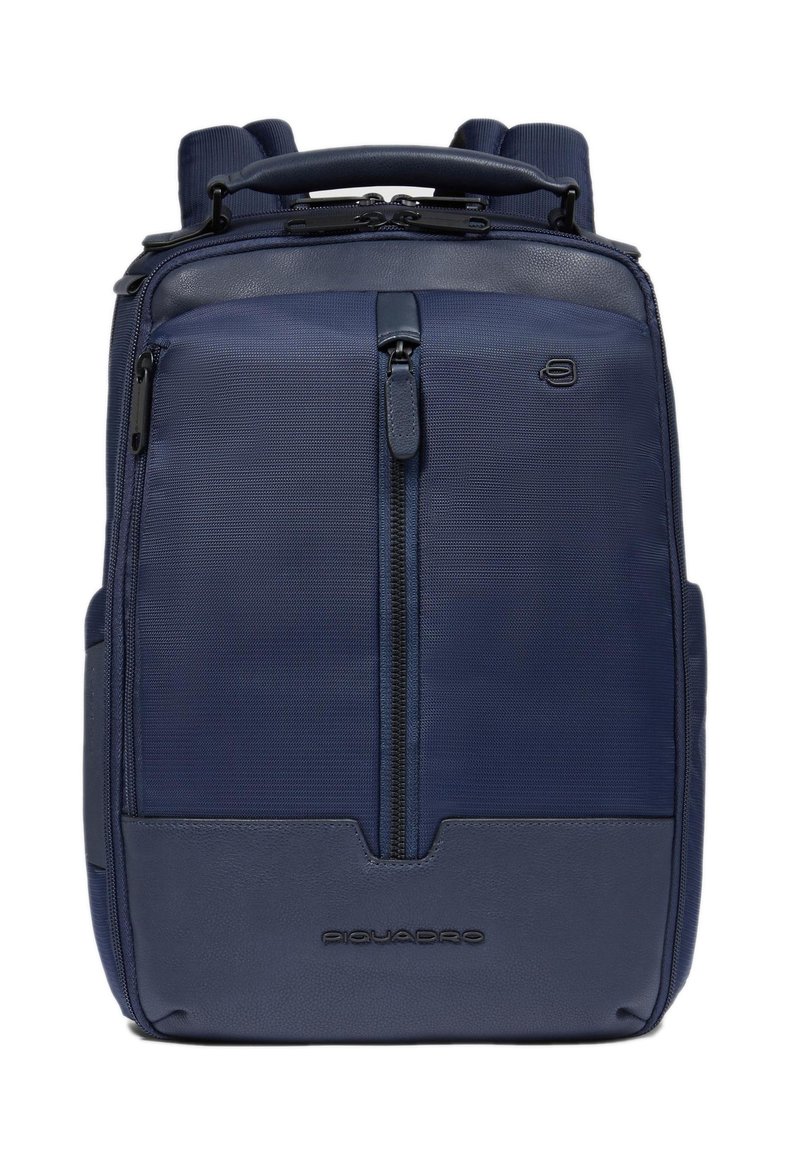 Marineblauwe rugzak gemaakt van gestructureerde stof en leer. Voorzien van een dubbele ritssluiting, gevoerde schouderbanden en een bovenste hengsel. Logo aan de voorkant.