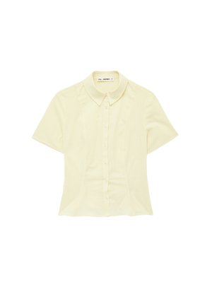 Blusa de manga corta color amarillo pálido con botones, cuello puntiagudo y cintura ajustada.