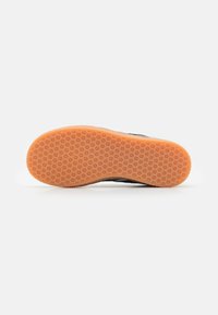 adidas Originals GAZELLE KIDS - Baskets basses - clear sky/core black/solar orange
