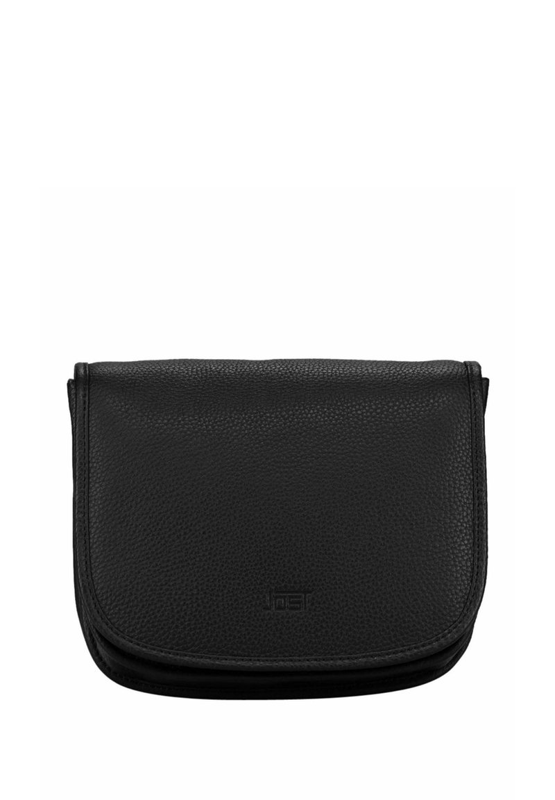 Sac bandoulière en cuir noir avec une finition texturée, de forme rectangulaire et un rabat pliant. Logo en relief subtil sur le devant.