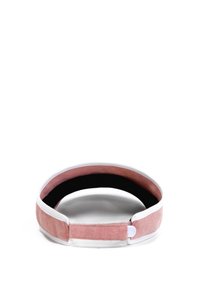 Opaska w kolorze różowym i białym, z miękką, strukturalną powierzchnią. Wnętrze jest czarne, z pewnym mechanizmem zamknięcia. Zaokrąglony kształt.