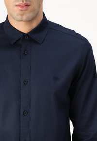 TOM TAILOR FITTED STRUCTURE SHIRT - Formal shirt - sky captain blue