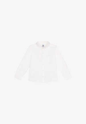 Balta ilgomis rankovėmis marškiniai su apykakle, kuriuose yra mažas logotipas ant krūtinės ir švelni medvilnės tekstūra.