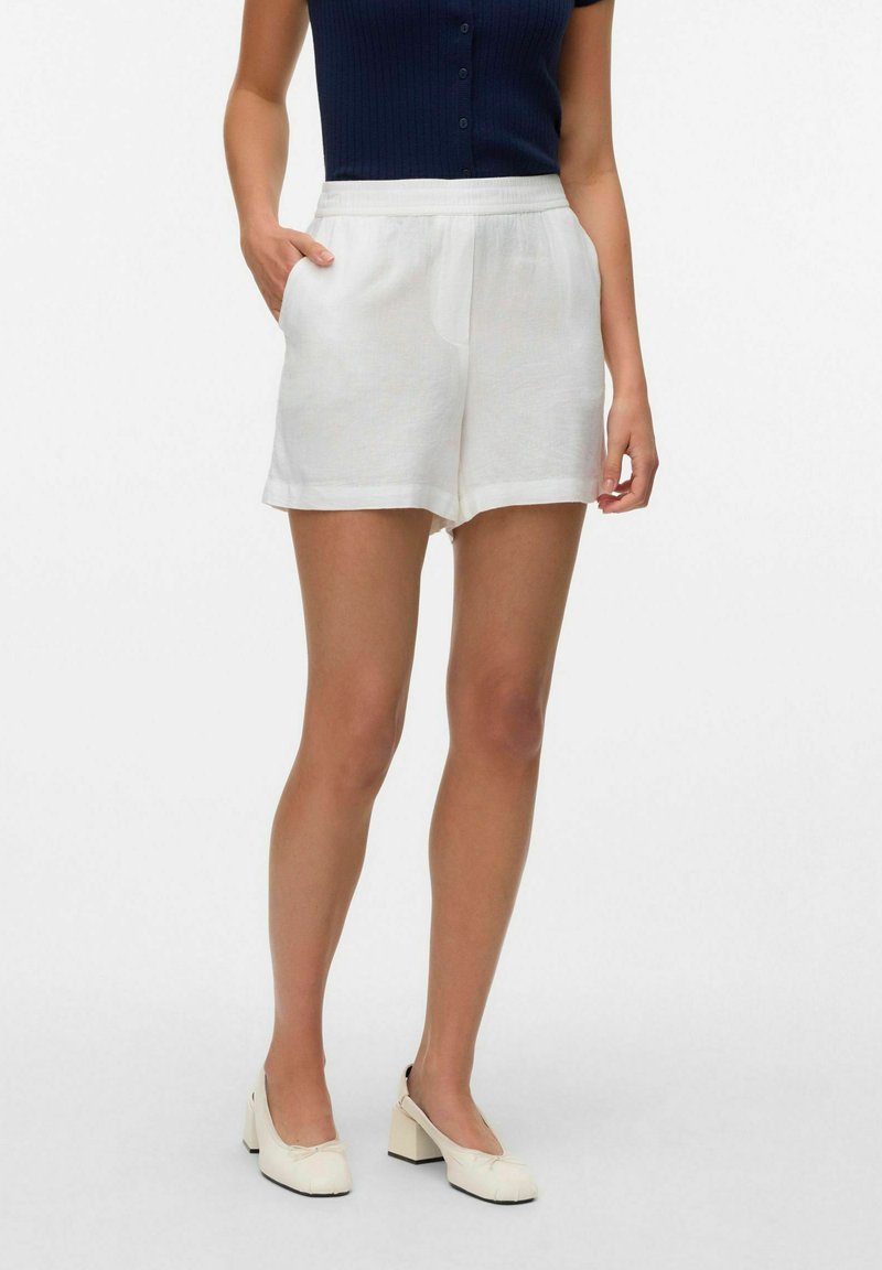 Pantalones cortos de lino blancos con un corte relajado, dos bolsillos laterales y una cinturilla plana. Textura suave, diseño informal y longitud hasta medio muslo.