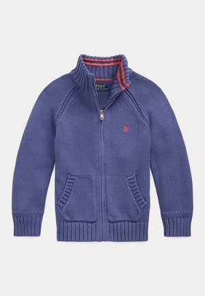 Jersey azul de punto con cremallera, cuello alto, bolsillos delanteros y logo rojo bordado en el pecho y el forro del cuello.