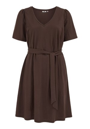 Braunes Kurzarmkleid mit V-Ausschnitt und passendem Stoffgürtel, der in der Taille gebunden ist, knielang und locker sitzend.