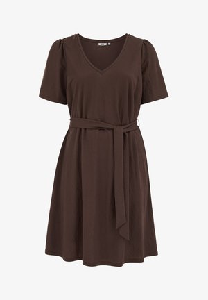 Bruine jurk met korte mouwen, V-hals en bijpassende stoffen riem gestrikt in de taille, knielang en losvallend.