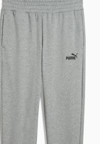Grå sweatpants lavet af en bomuldsblandingsstof, med elastisk liv, sidelommer og et sort Puma-logo på låret.