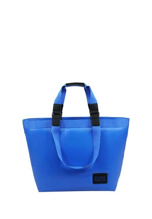 Blå tote bag lavet af slidstærkt materiale, med to solide stropper, sorte hardware-detaljer og en rektangulær form. Logo på forsiden.