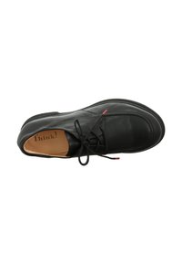 Schwarze Leder-Oxfordschuhe mit Schnürdesign, ausgestattet mit einer glatten Textur, runder Zehenform und roten Akzenten an den Schnürsenkeln.