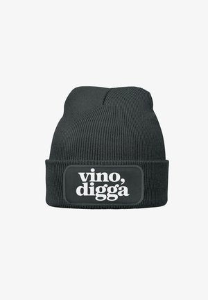 Schwarze Strickmütze mit gerippter Struktur und umgeschlagenem Bündchen. Verziert mit einem rechteckigen Aufnäher mit dem weißen Schriftzug „vino, diggà“.