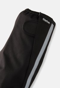 Črne nogavice za telovadbo iz teksturiranega blaga, z zelenim stranskim trakom in Velcro zankico za prilagajanje. Blagovna znamka: GripGrab.