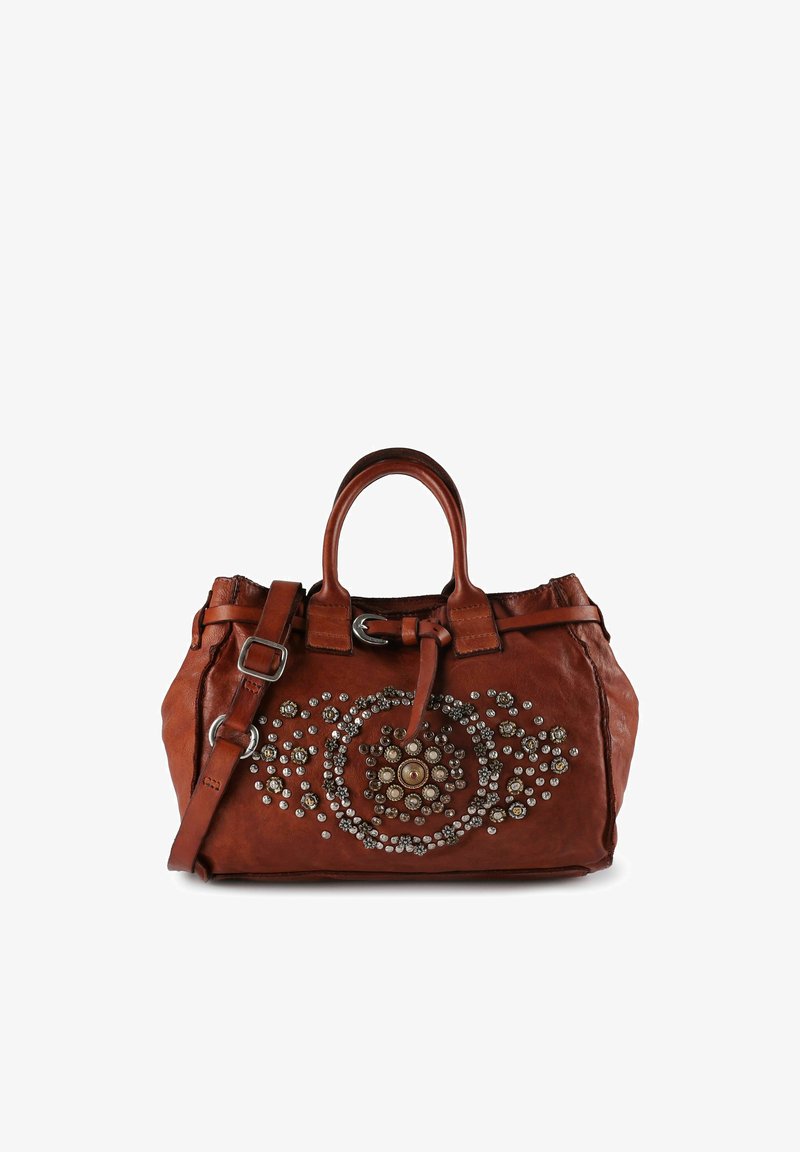 Bolso de mano de cuero marrón con dos asas superiores y una correa para el hombro extraíble. Presenta adornos metálicos circulares en la parte frontal.