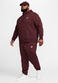 Nike Sportswear CLUB JGGR - Pantalones deportivos - burgundy crush burgundy crush white