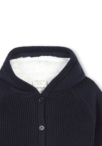 Pull en tricot bleu marine avec capuche, fermeture à boutons et motif côtelé texturé. Doublé de doux molleton blanc à l'intérieur.