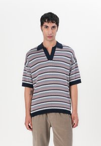 Gestreiftes Polohemd mit kurzen Ärmeln aus einer Baumwollmischung, mit einem V-Ausschnitt, kontrastierendem navyblauen Kragen und mehrfarbigen Mustern in Pink, Blau und Schwarz.