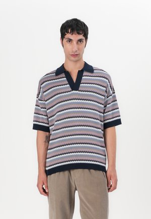 Polo-shirt à manches courtes rayé en mélange de coton, avec un col en V, un col contrastant marine et des motifs multicolores de rose, bleu et noir.