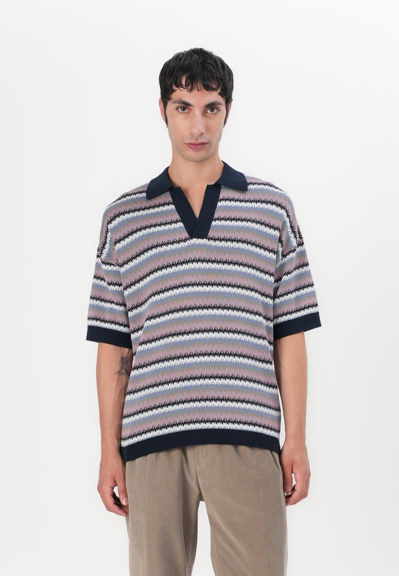 Gestreiftes Polohemd mit kurzen Ärmeln aus einer Baumwollmischung, mit einem V-Ausschnitt, kontrastierendem navyblauen Kragen und mehrfarbigen Mustern in Pink, Blau und Schwarz.