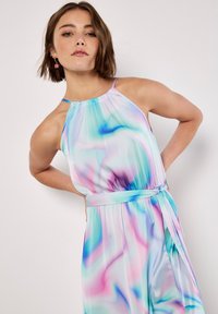 Vestido ligero de estilo halter en colores pastel con un estampado abstracto y fluido. Presenta un lazo en la cintura y un escote fruncido. Textura suave.