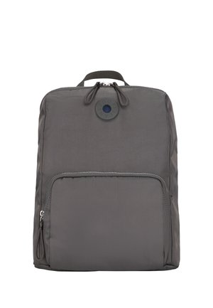 Siv nahrbtnik iz najlona pravokotne oblike, z ročajem na vrhu, zadrgo in okroglim logotipom na sprednji strani.