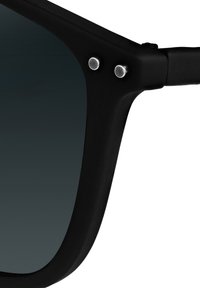 Gafas de sol negras con acabado mate, que presentan lentes de degradado oscuros, acentos metálicos y un diseño de montura geométrica redondeada.