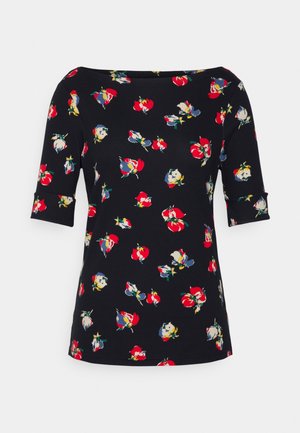 Zwarte blouse met korte mouwen met rood, wit, blauw en geel bloemenpatroon en een brede boothals.