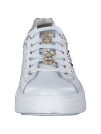 Baskets en cuir blanc avec accents métalliques, présentant des éléments décoratifs sur les lacets et une semelle texturée. Design plat et bout rond.