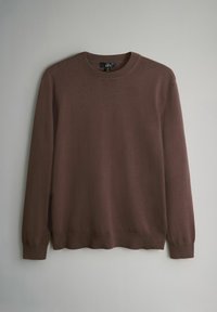 Bordeauxrode trui met een ronde hals, lange mouwen en een gladde textuur. Heeft geribde manchetten en zoom, gemaakt van een zacht, licht materiaal.