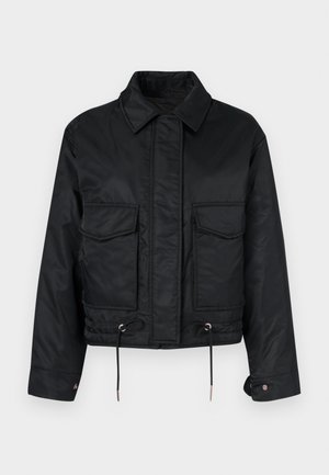 Chaqueta negra corta con cuello, dos bolsillos frontales con solapa, cierre de cremallera bajo una tapeta cubierta y cordones ajustables en el dobladillo.