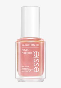 Flacon de vernis à ongles avec une base en verre rectangulaire et un capuchon blanc. Le vernis est d'une teinte rose perle translucide avec un effet scintillant.
