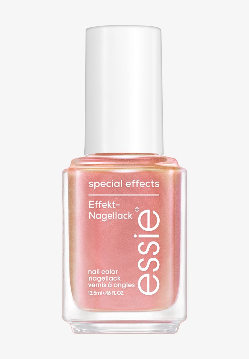 Flacon de vernis à ongles avec une base en verre rectangulaire et un capuchon blanc. Le vernis est d'une teinte rose perle translucide avec un effet scintillant.