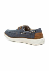Scarpa da barca in tela grigia con accenti marroni, punta rotonda, suola in gomma bianca a contrasto e occhielli decorativi con lacci.