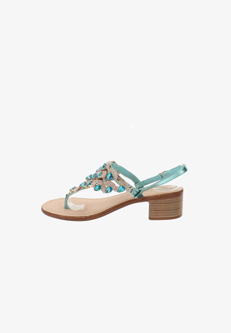 Infradito color aqua con tacco a blocco basso, dotata di una fascia con gioielli e un plantare beige testurizzato. Cinturino alla caviglia regolabile per una vestibilità sicura.