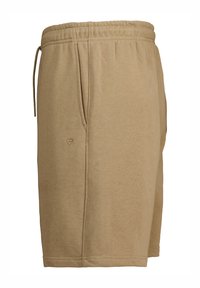 Pantaloni corti color beige fino al ginocchio realizzati in tessuto morbido, con vita elasticizzata, tasche laterali e un piccolo logo impresso vicino all'orlo.
