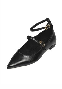 Zapatos planos de cuero negro con punta afilada, correa ajustable en el tobillo, detalles de hardware dorado y tacón bajo. Textura suave.