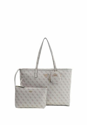 Sac fourre-tout gris à motif avec deux poignées, accompagné d'une pochette plus petite. Les deux articles présentent des accents dorés et un logo.