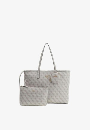 Sac fourre-tout gris à motif avec deux poignées, accompagné d'une pochette plus petite. Les deux articles présentent des accents dorés et un logo.