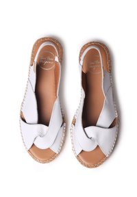 Sandalias de cuero blancas con un diseño trenzado, punta abierta y una plantilla de cuero natural. Los bordes trenzados añaden textura y detalle.