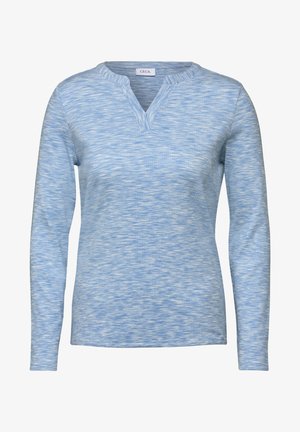 Haut à manches longues bleu clair avec un motif texturé, présentant un col en V et un tissu côtelé. Étiquette de la marque "CEcil" affichée près du col.