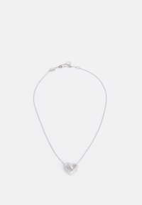 Silberne Halskette mit einem herzförmigen Anhänger, der ein strukturiertes Design und klare Akzente aufweist. Verstellbare Kette mit einem Karabinerverschluss.