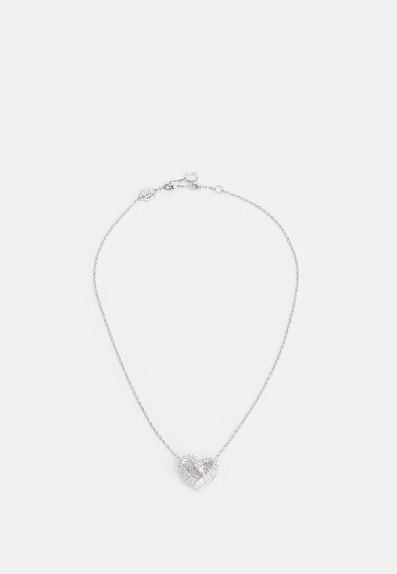 Silberne Halskette mit einem herzförmigen Anhänger, der ein strukturiertes Design und klare Akzente aufweist. Verstellbare Kette mit einem Karabinerverschluss.