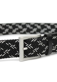 Geweven zwart-wit riem met een zilverkleurige metalen gesp en een leren houders, met een textuurpatroon overal.