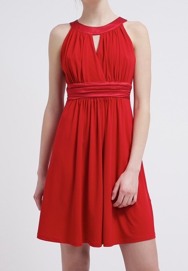 Robe rouge sans manches avec un col licou, un détail en trou de serrure et une taille froncée. Fabriquée en tissu doux, elle présente une jupe fluide.